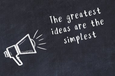 Tebeşir hoparlörü ve siyah masada akıllıca bir alıntı.