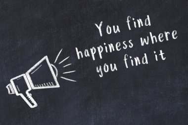 Siyah masaya hoparlör ve motivasyonel alıntının tebeşir çizimi