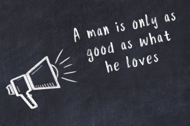 Tebeşir hoparlörü ve siyah masada akıllıca bir alıntı.