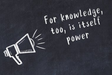 Siyah masaya hoparlör ve motivasyonel alıntının tebeşir çizimi