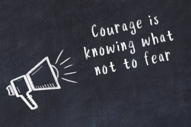 Tebeşir hoparlörü ve siyah masada akıllıca bir alıntı.