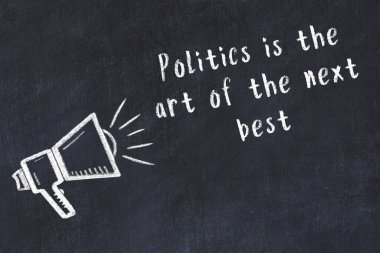 Tebeşir hoparlörü ve siyah masada akıllıca bir alıntı.