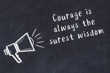 Tebeşir hoparlörü ve siyah masada akıllıca bir alıntı.