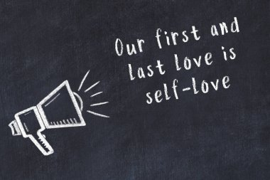 Tebeşir hoparlörü ve siyah masada akıllıca bir alıntı.