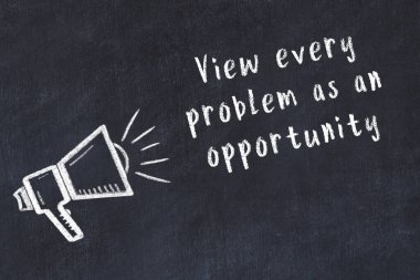 Tebeşir hoparlörü ve siyah masada akıllıca bir alıntı.