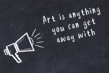 Siyah masaya hoparlör ve motivasyonel alıntının tebeşir çizimi