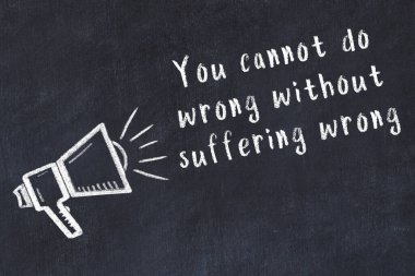 Siyah masaya hoparlör ve motivasyonel alıntının tebeşir çizimi