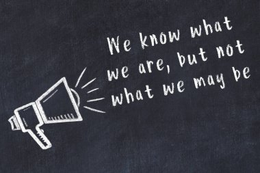 Tebeşir hoparlörü ve siyah masada akıllıca bir alıntı.