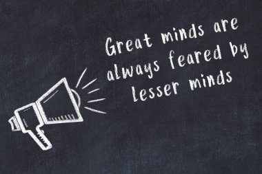 Siyah masaya hoparlör ve motivasyonel alıntının tebeşir çizimi