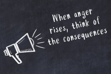 Siyah masaya hoparlör ve motivasyonel alıntının tebeşir çizimi