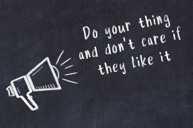 Siyah masaya hoparlör ve motivasyonel alıntının tebeşir çizimi