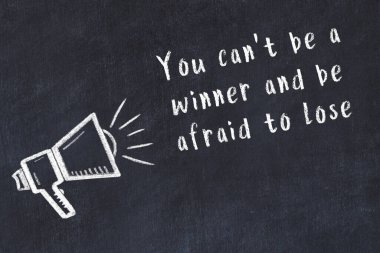 Siyah masaya hoparlör ve motivasyonel alıntının tebeşir çizimi