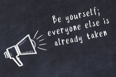 Siyah masaya hoparlör ve motivasyonel alıntının tebeşir çizimi