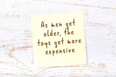 Ahşap duvardaki yapışkan notta bilgece bir alıntı 