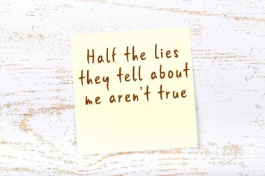 El yazısı motivasyon alıntısı olan sarı yapışkan not