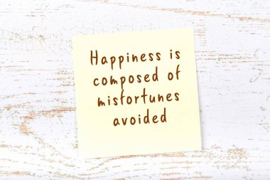 Ahşap duvardaki yapışkan notta bilgece bir alıntı 