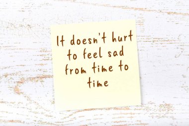 Ahşap duvardaki yapışkan notta bilgece bir alıntı 