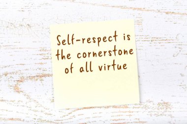 El yazısı motivasyon alıntısı olan sarı yapışkan not