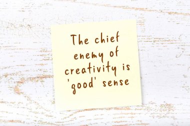 Ahşap duvardaki yapışkan notta bilgece bir alıntı 