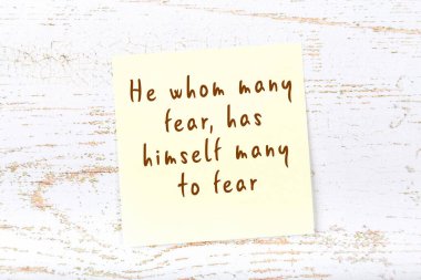 Ahşap duvardaki yapışkan notta bilgece bir alıntı 