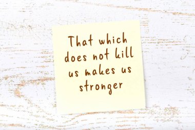 Ahşap duvardaki yapışkan notta bilgece bir alıntı 