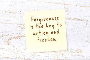 Ahşap duvardaki sarı yapışkan notta bilgece bir alıntı var.