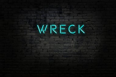 Tuğla duvardaki neon ışıklarının gece görüşü