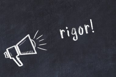 Kara karatahtaya tebeşir hoparlörü ve yazı katılığı