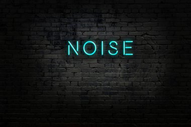 Tuğla duvardaki neon ışıklarının gece görüşü