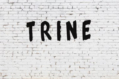 Üzerinde siyah boya tablosu olan beyaz duvar.