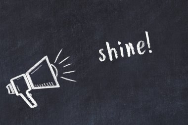 Tebeşir hoparlörü ve yazı tahtada parlıyor