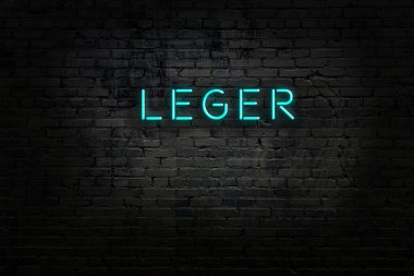 Duvara yazı defteri yapıştırılmış neon levhası