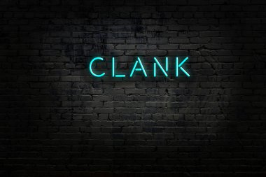 Duvara yazı kazınmış neon levhası.