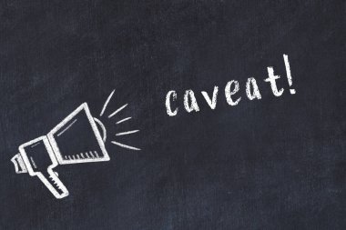 Tebeşir hoparlörü ve siyah karatahtanın üzerindeki yazıt uyarısı