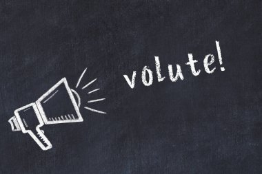 Kara karatahtaya tebeşir hoparlörü ve yazıt gerilimi