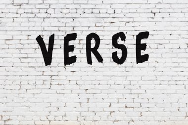 Üzerinde siyah boya yazıları olan beyaz duvar.