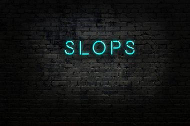 Tuğla duvara yazıtlar yapıştırılmış neon tabela