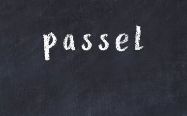 Üzerinde yazı geçidi olan siyah karatahta