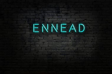 Duvara yazı kazınmış neon levhası