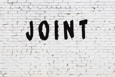 Üzerinde siyah boya olan beyaz duvar.