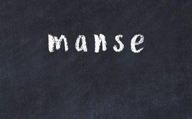 Üzerinde yazı mansosu olan siyah karatahta.