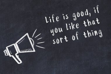 Siyah masaya hoparlör ve motivasyonel alıntının tebeşir çizimi