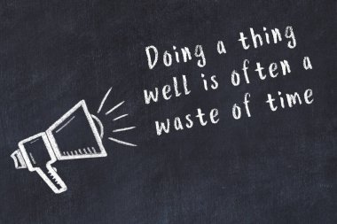 Siyah masaya hoparlör ve motivasyonel alıntının tebeşir çizimi