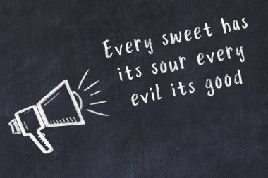 Siyah masaya hoparlör ve motivasyonel alıntının tebeşir çizimi