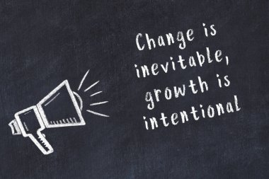 Siyah masaya hoparlör ve motivasyonel alıntının tebeşir çizimi