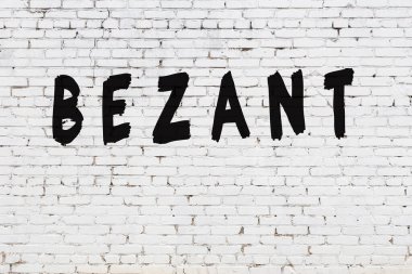 Üzerinde siyah boya yazılı olan beyaz duvar.