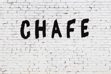 Kelimeler beyaz tuğla duvara yazıldı.