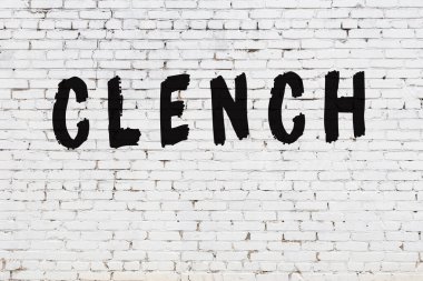 Üzerinde siyah boya olan beyaz bir duvar.