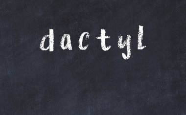 Üzerinde Dactyl yazan tebeşir masası.