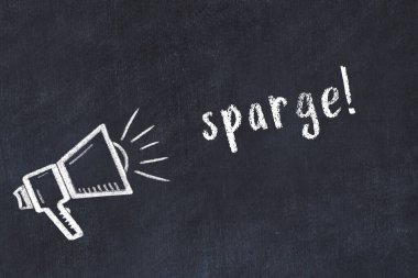 Tebeşir hoparlörü ve yazı sertifikası siyah karatahtanın üzerinde